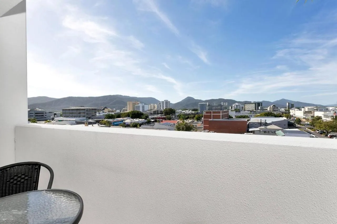 Apartment Coastal Chic In Heart Of Cairns With Rooftop Pool
