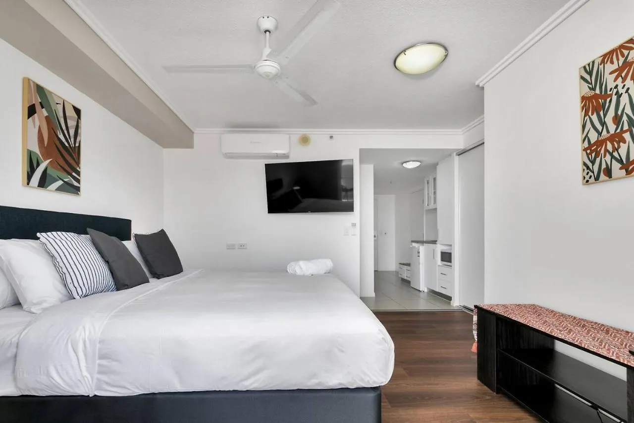 Coastal Chic In Heart Of Cairns With Rooftop Pool Apartment
