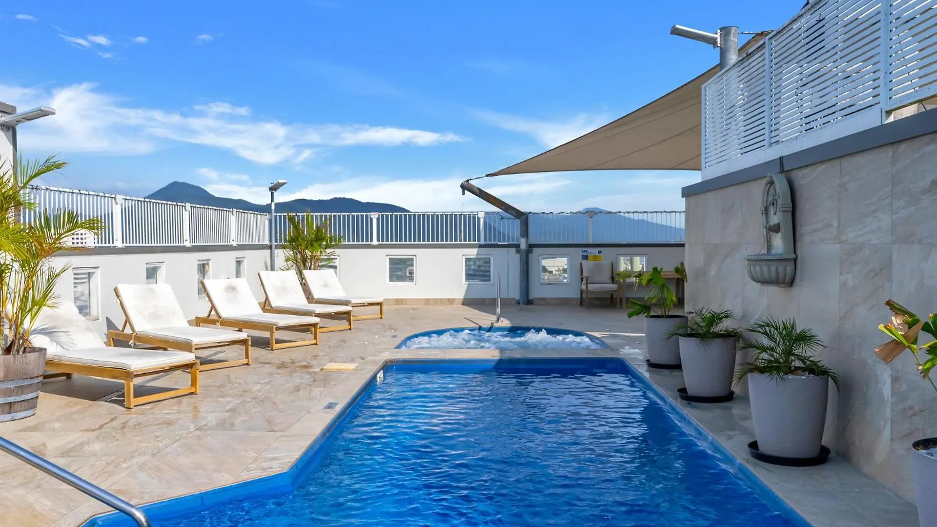 Apartment Coastal Chic In Heart Of Cairns With Rooftop Pool