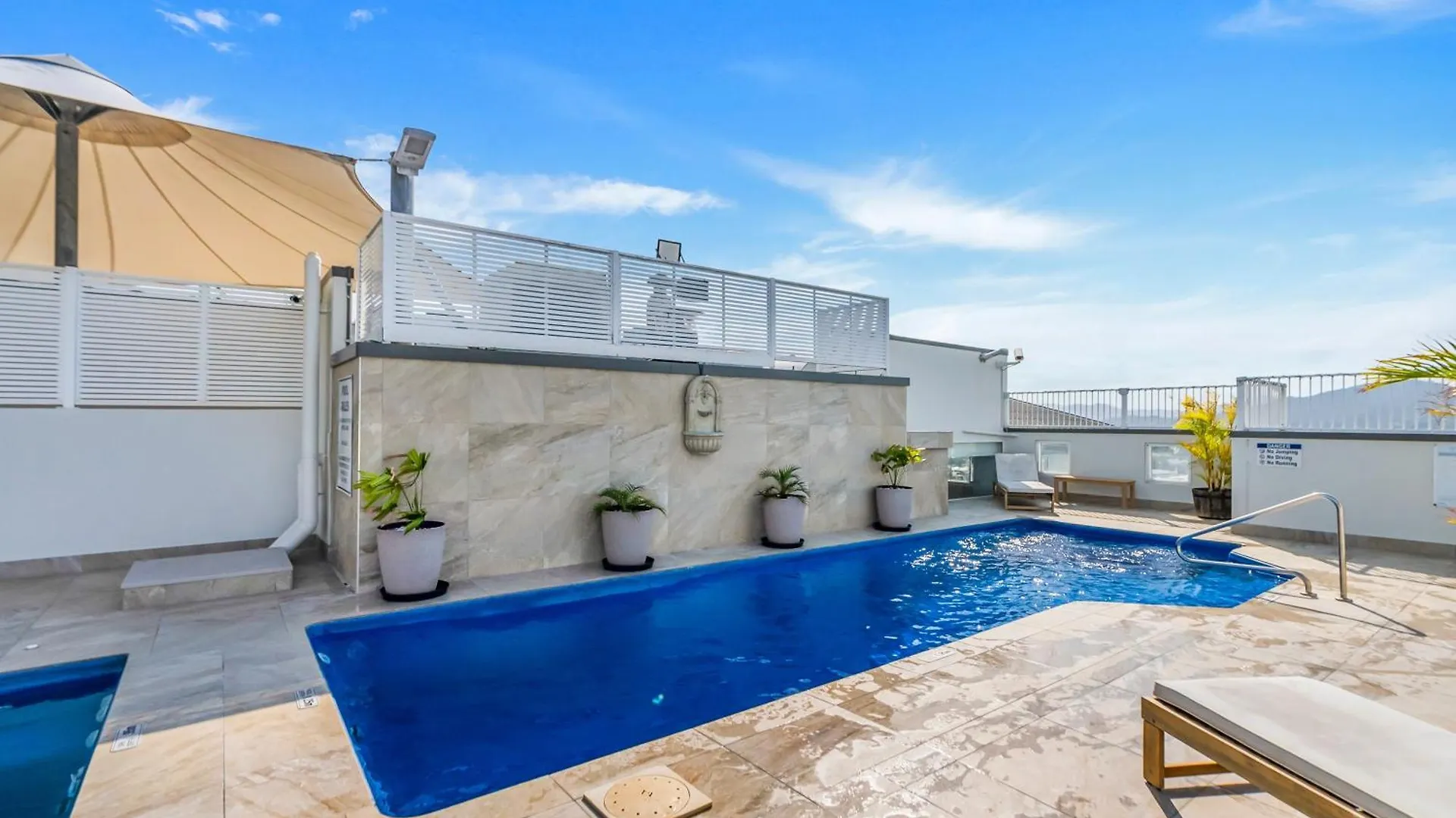 Lejlighed Coastal Chic In Heart Of Cairns With Rooftop Pool Australien