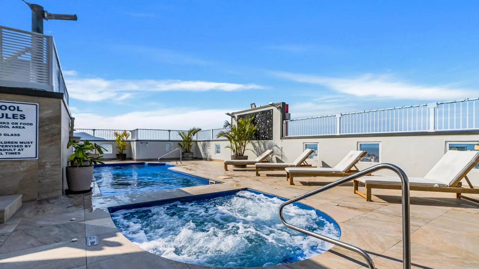 Coastal Chic In Heart Of Cairns With Rooftop Pool